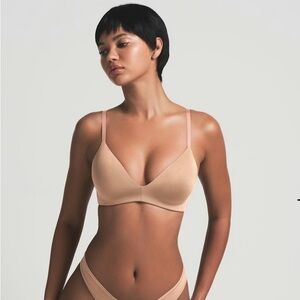 SKIMS Wireless Form T-Shirt Bra NWT